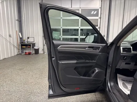 More photos of 2021 Volkswagen Atlas SEL Premium at Seay Motors, KY