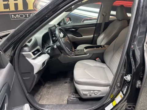 More photos of 2021 Toyota Highlander XLE at Seay Motors, KY