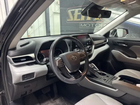 More photos of 2021 Toyota Highlander XLE at Seay Motors, KY
