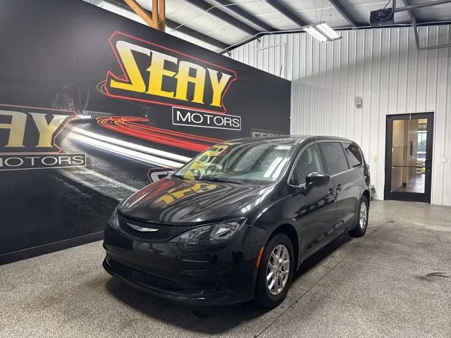 2022 Chrysler Voyager LX's photo