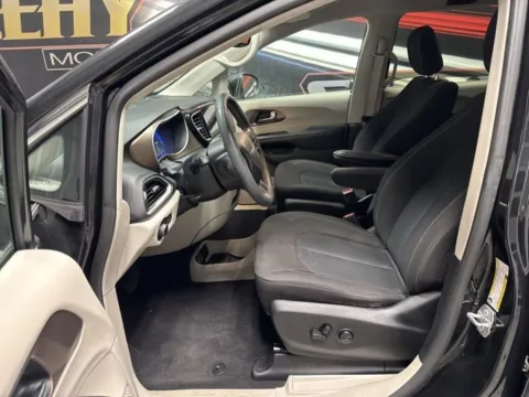 More photos of 2022 Chrysler Voyager LX at Seay Motors, KY