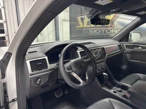 More photos of 2023 Volkswagen Atlas Cross Sport 3.6L V6 SEL Premium R-Line at Seay Motors, KY