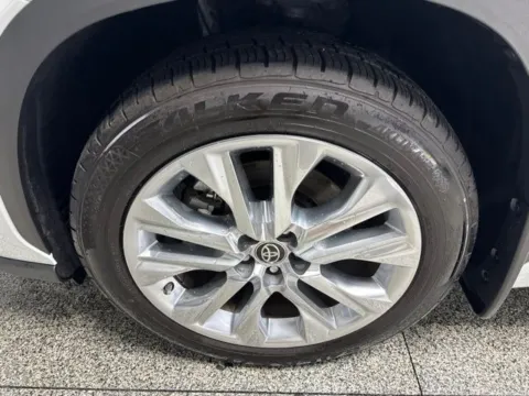 More photos of 2022 Toyota Highlander Hybrid Limited at Seay Motors, KY