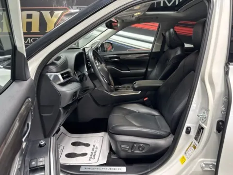 More photos of 2022 Toyota Highlander Hybrid Limited at Seay Motors, KY