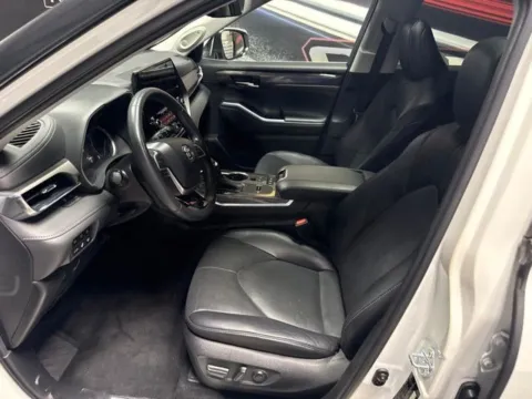 More photos of 2022 Toyota Highlander Hybrid Limited at Seay Motors, KY