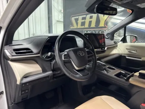 More photos of 2022 Toyota Sienna XLE at Seay Motors, KY