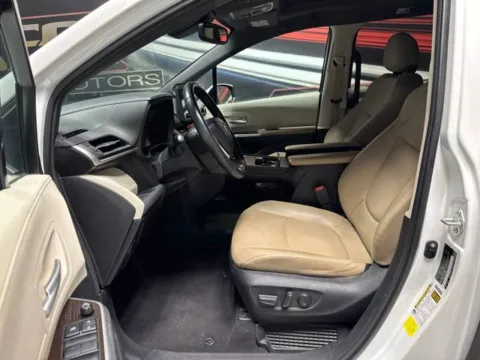 More photos of 2022 Toyota Sienna XLE at Seay Motors, KY