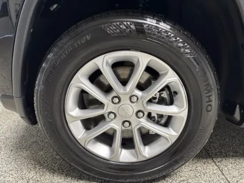 More photos of 2022 Jeep Grand Cherokee WK Laredo E at Seay Motors, KY