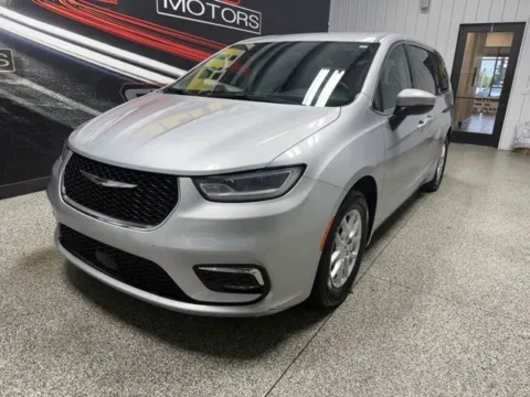 Photos of 2023 Chrysler Pacifica Touring L for sale in Mayfield, KY at Seay Motors