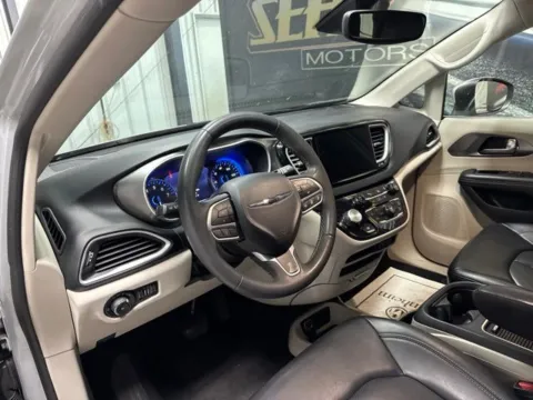 More photos of 2023 Chrysler Pacifica Touring L at Seay Motors, KY