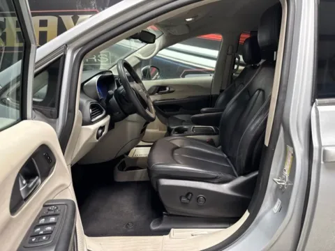 More photos of 2023 Chrysler Pacifica Touring L at Seay Motors, KY