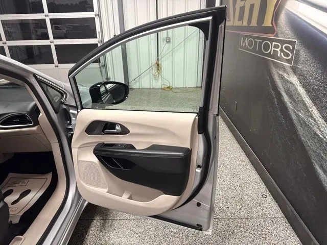 2024 Chrysler Pacifica Touring L - Photo 25