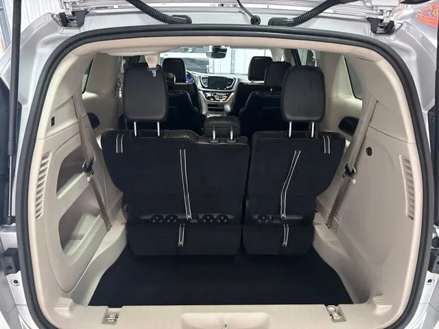 2024 Chrysler Pacifica Touring L - Photo 17