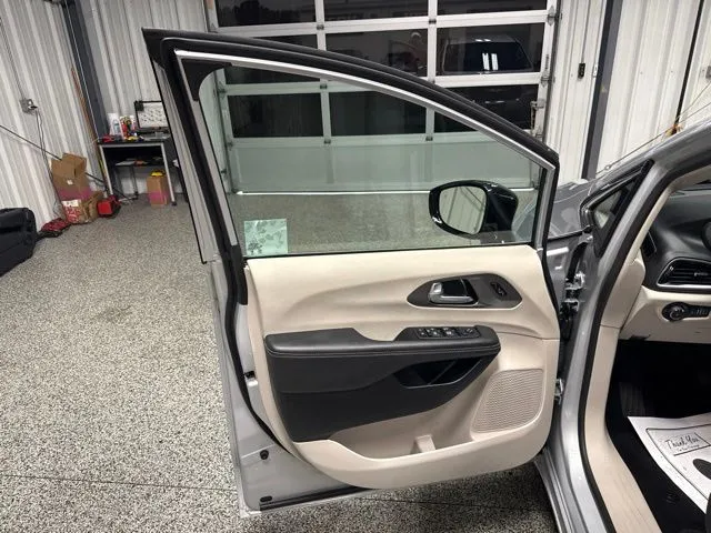 2024 Chrysler Pacifica Touring L - Photo 7