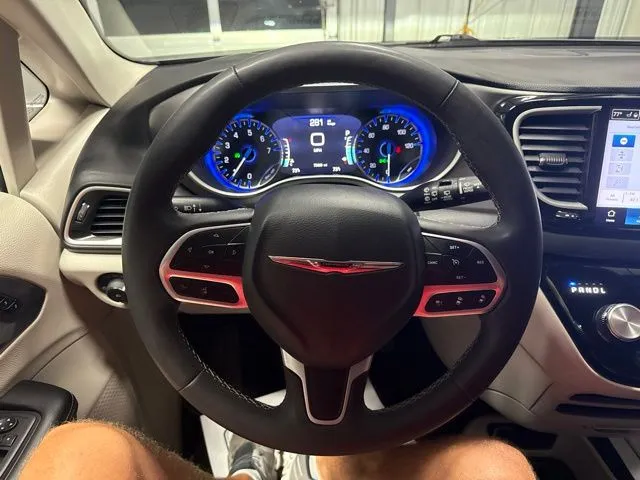 2024 Chrysler Pacifica Touring L - Photo 11
