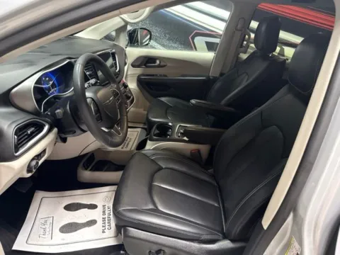 More photos of 2024 Chrysler Pacifica Touring L at Seay Motors, KY