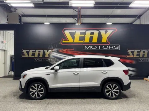 Photos of 2024 Volkswagen Taos 1.5T SE for sale in Mayfield, KY at Seay Motors