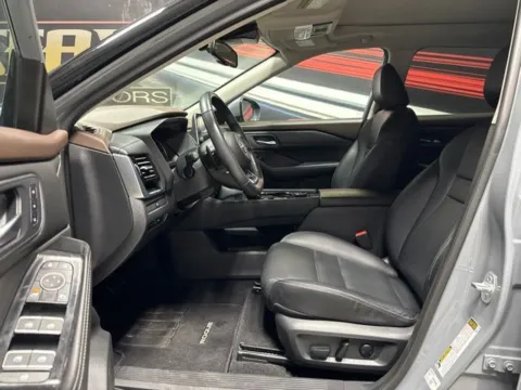 More photos of 2023 Nissan Rogue SL at Seay Motors, KY