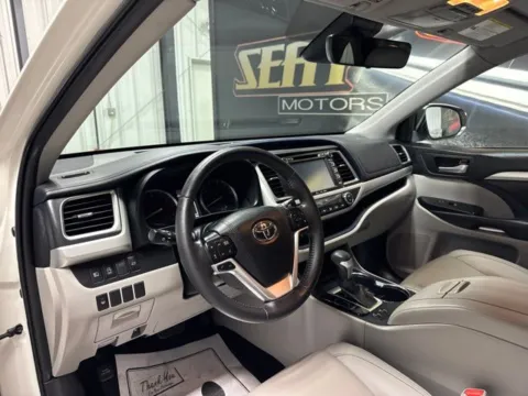 More photos of 2019 Toyota Highlander XLE at Seay Motors, KY