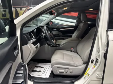 More photos of 2019 Toyota Highlander XLE at Seay Motors, KY