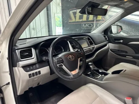 More photos of 2019 Toyota Highlander XLE at Seay Motors, KY
