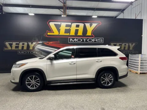 Photos of 2019 Toyota Highlander XLE for sale in Mayfield, KY at Seay Motors