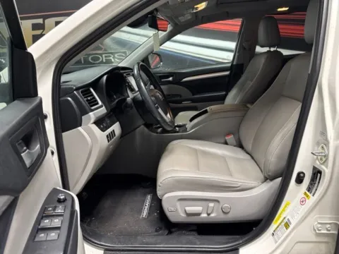 More photos of 2019 Toyota Highlander XLE at Seay Motors, KY