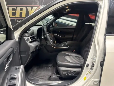 More photos of 2021 Toyota Highlander XSE at Seay Motors, KY