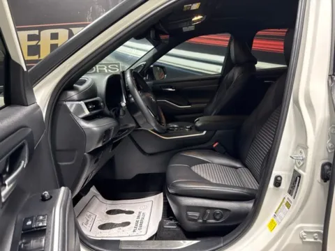 More photos of 2021 Toyota Highlander XSE at Seay Motors, KY