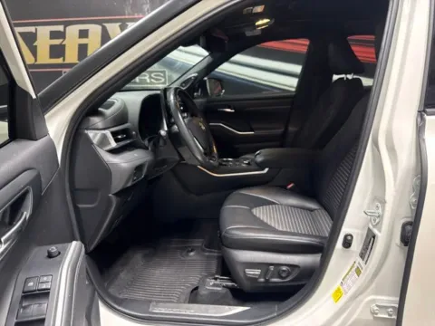 More photos of 2021 Toyota Highlander XSE at Seay Motors, KY