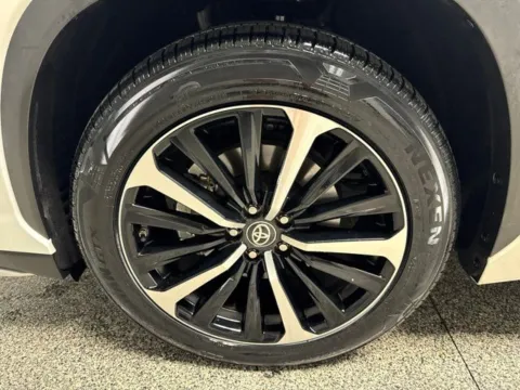More photos of 2021 Toyota Highlander XSE at Seay Motors, KY