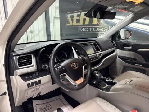 More photos of 2019 Toyota Highlander XLE at Seay Motors, KY