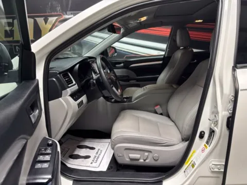 More photos of 2019 Toyota Highlander XLE at Seay Motors, KY