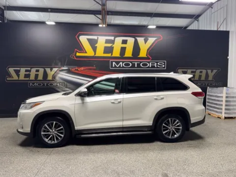 Photos of 2019 Toyota Highlander XLE for sale in Mayfield, KY at Seay Motors