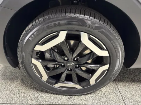 More photos of 2023 Kia Telluride S at Seay Motors, KY