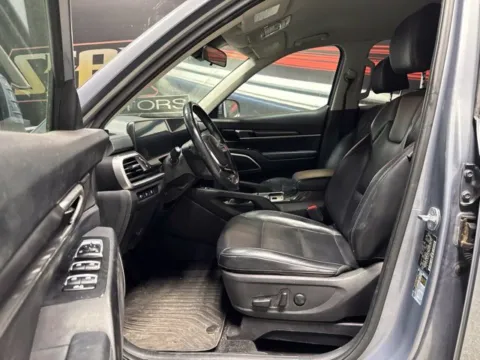 More photos of 2023 Kia Telluride S at Seay Motors, KY