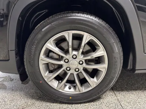 More photos of 2019 Jeep Cherokee Latitude Plus at Seay Motors, KY