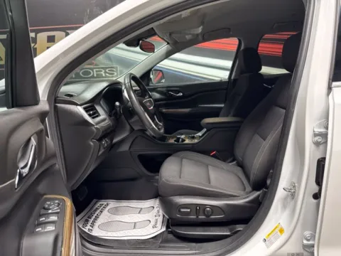 More photos of 2023 GMC Acadia SLE at Seay Motors, KY