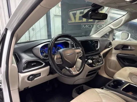 More photos of 2021 Chrysler Pacifica Touring L at Seay Motors, KY