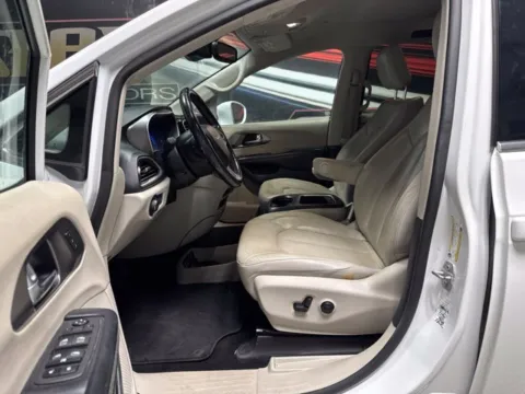 More photos of 2021 Chrysler Pacifica Touring L at Seay Motors, KY