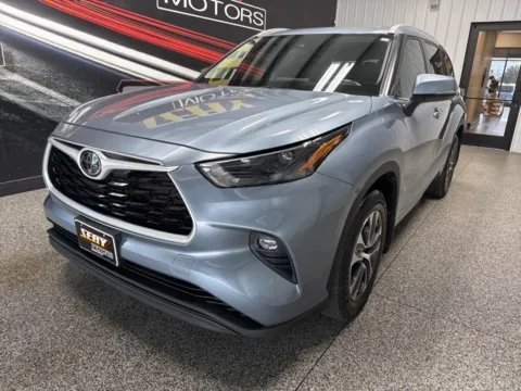 Photos of 2022 Toyota Highlander XLE for sale in Mayfield, KY at Seay Motors