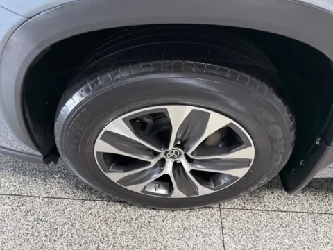 More photos of 2022 Toyota Highlander XLE at Seay Motors, KY