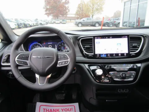 More photos of 2025 Chrysler Pacifica Select at Pettijohn Auto Center, MO