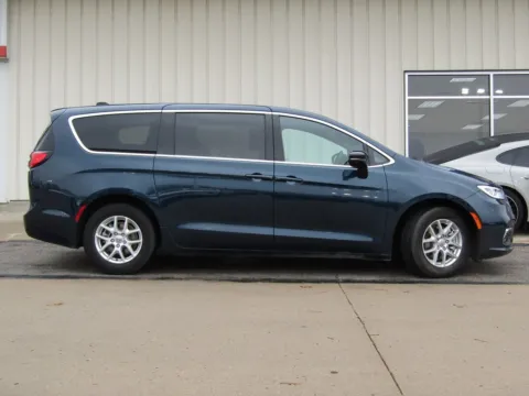 Photos of 2025 Chrysler Pacifica Select for sale in Bethany, MO at Pettijohn Auto Center