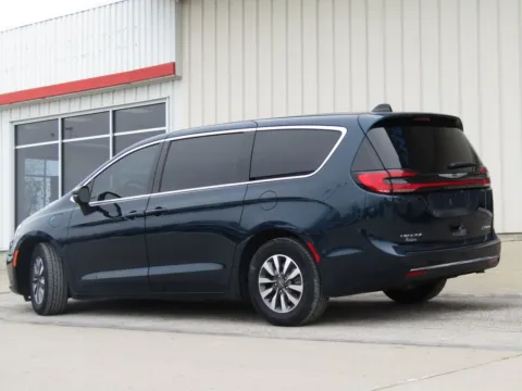 More photos of 2023 Chrysler Pacifica Hybrid Touring L at Pettijohn Auto Center, MO