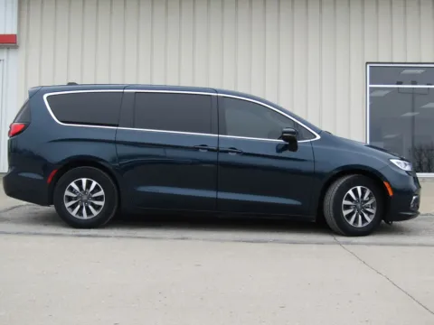 Photos of 2023 Chrysler Pacifica Hybrid Touring L for sale in Bethany, MO at Pettijohn Auto Center