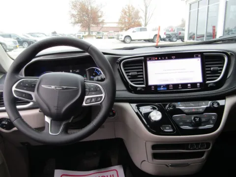 More photos of 2023 Chrysler Pacifica Hybrid Touring L at Pettijohn Auto Center, MO