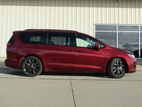 Photos of 2020 Chrysler Pacifica Touring L for sale in Bethany, MO at Pettijohn Auto Center