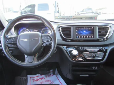 More photos of 2020 Chrysler Pacifica Touring L at Pettijohn Auto Center, MO