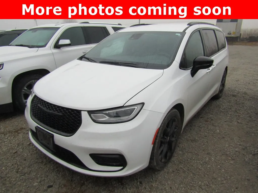 Used 2024 Chrysler Pacifica Touring L with VIN 2C4RC1BG0RR137098 for sale in Kansas City